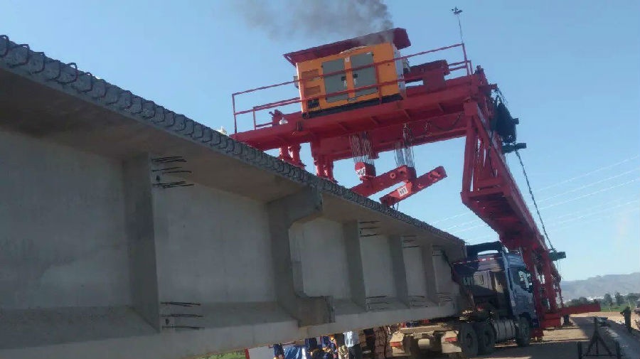 安裝架橋機(jī)安全監(jiān)控系統(tǒng)再場(chǎng)照片一